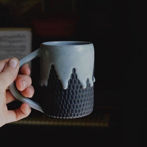 Cieri Fabrication drip mug in sage / black clay body - Picture 7 of 13